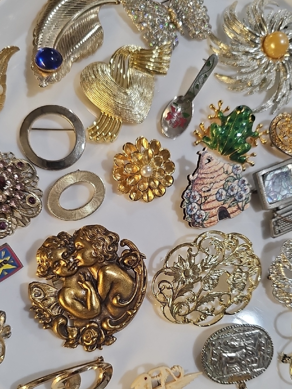 32 Pcs Women’s Brooch Lot - Mixed Brooches - Picture 7 of 8